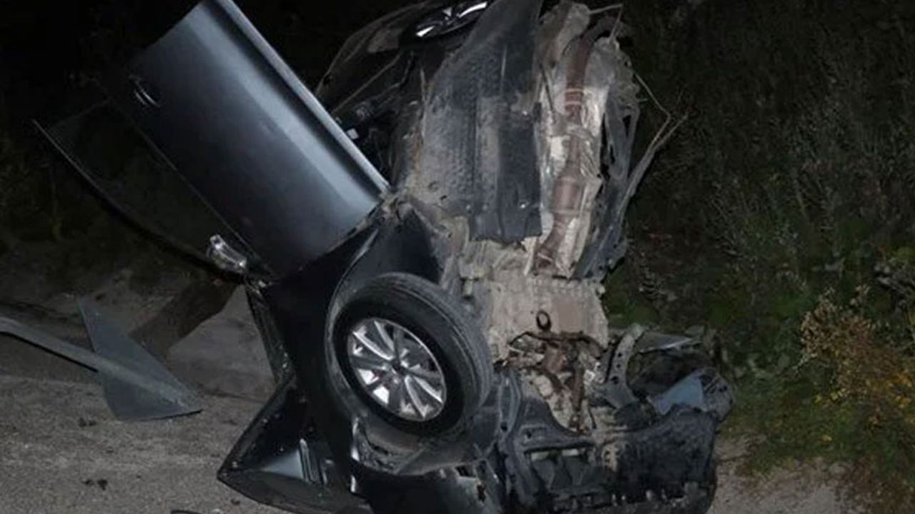 Türkiye'de feci kaza...  Bariyere çarpan otomobil ikiye bölündü: 1 ölü