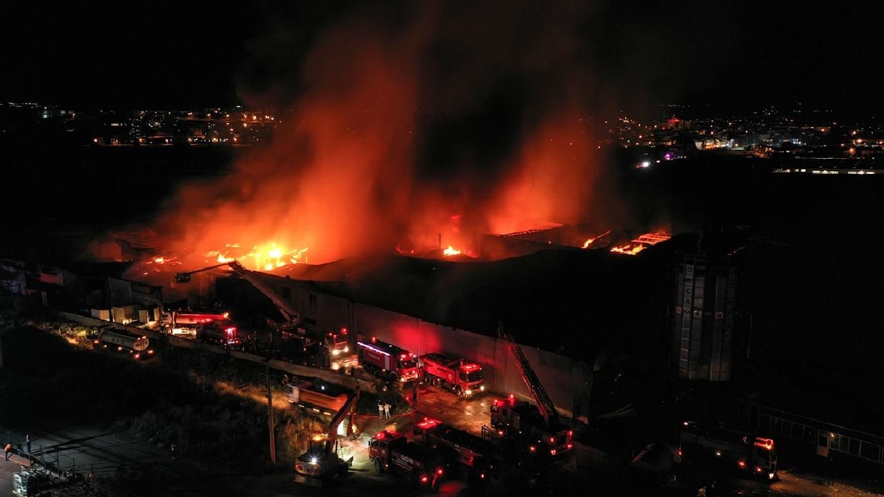 Bursa sanayi bölgesinde yangın: Alevler 10 fabrikaya sıçradı