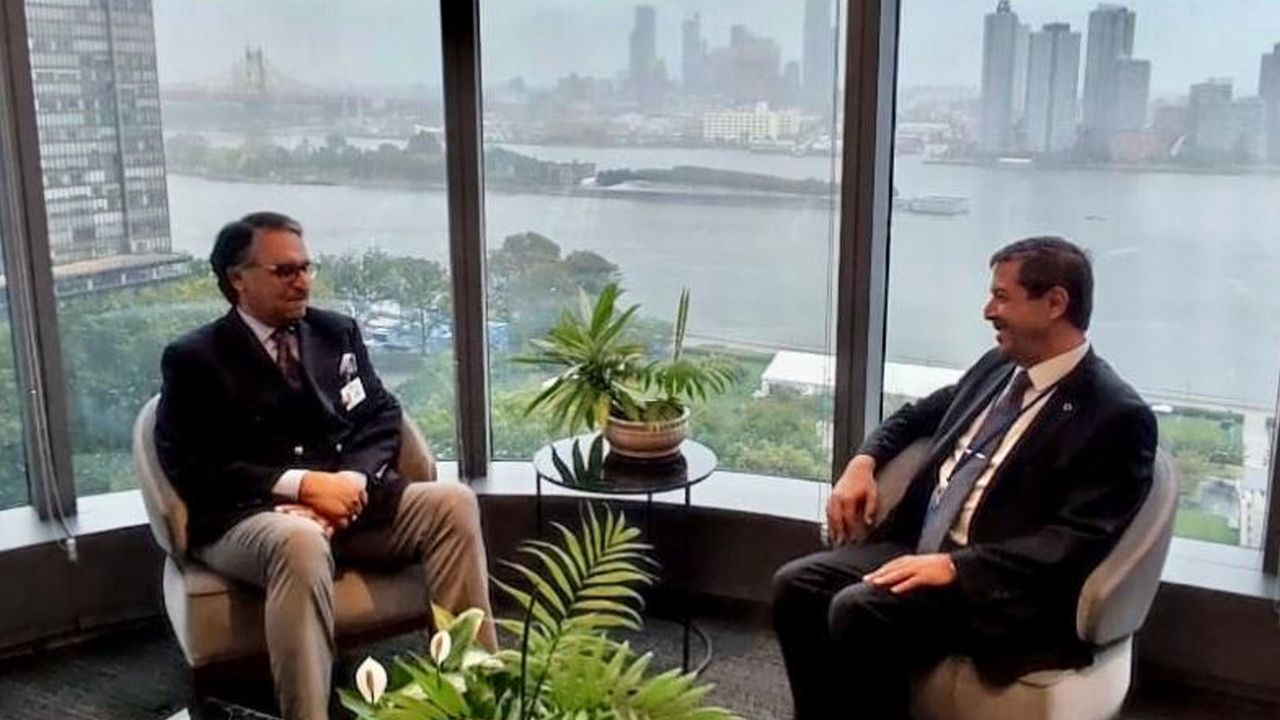 Ertuğruloğlu, Pakistan Dışişleri Bakanı Jilani ile görüştü