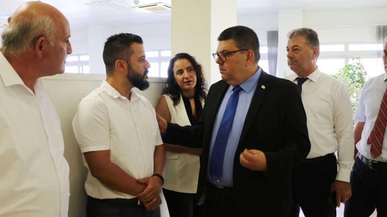 Maliye Bakanı Berova, Vergi Dairesi Girne Şubesi'nde İncelemelerde Bulundu