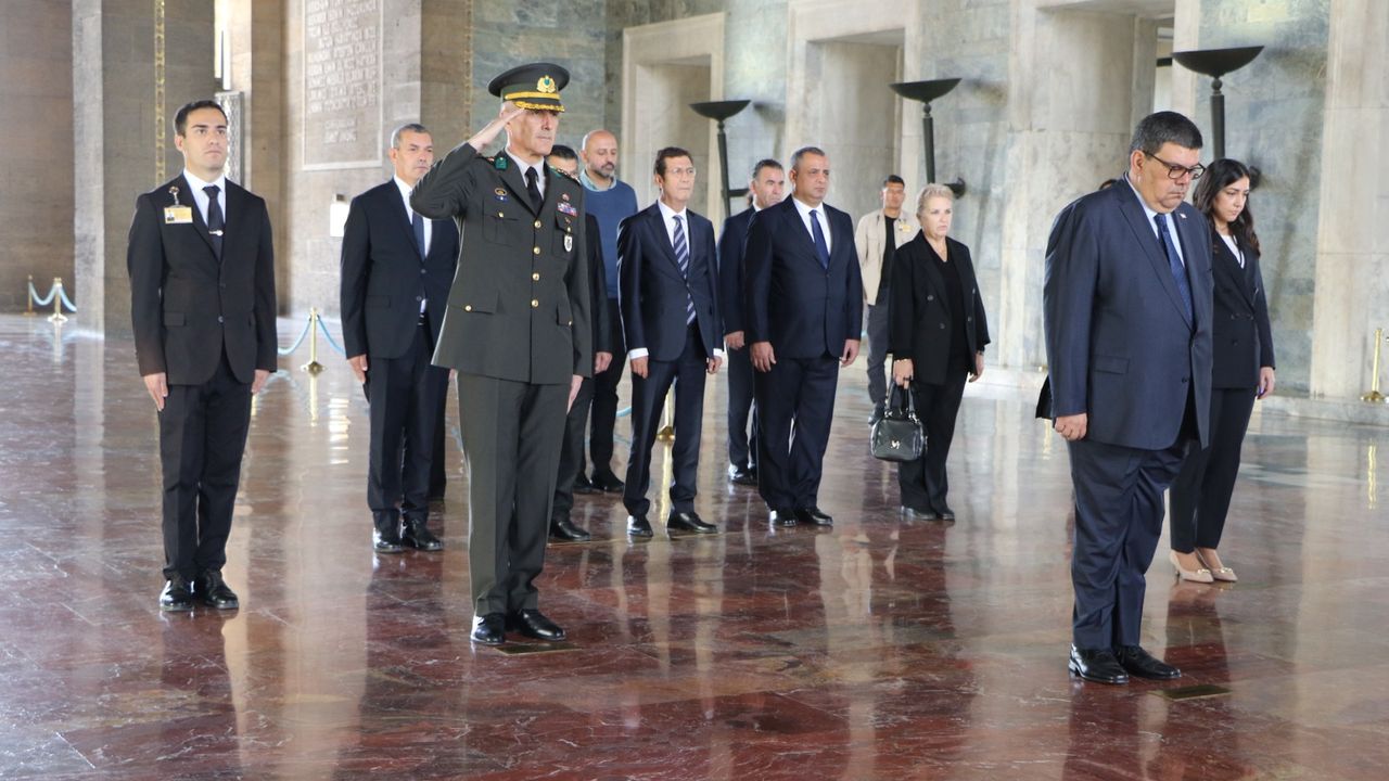 Maliye Bakanı Özdemir Berova, Anıtkabir'i ziyaret etti