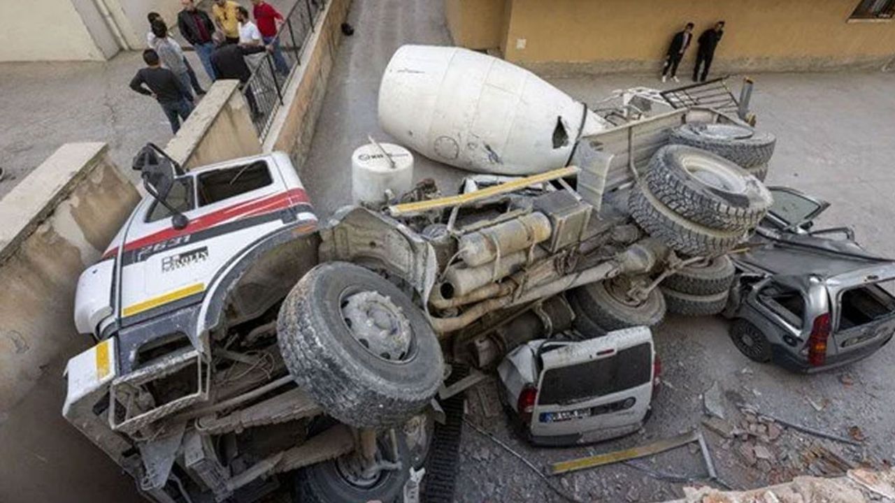 Ankara'da beton mikseri araçların üzerine devrildi