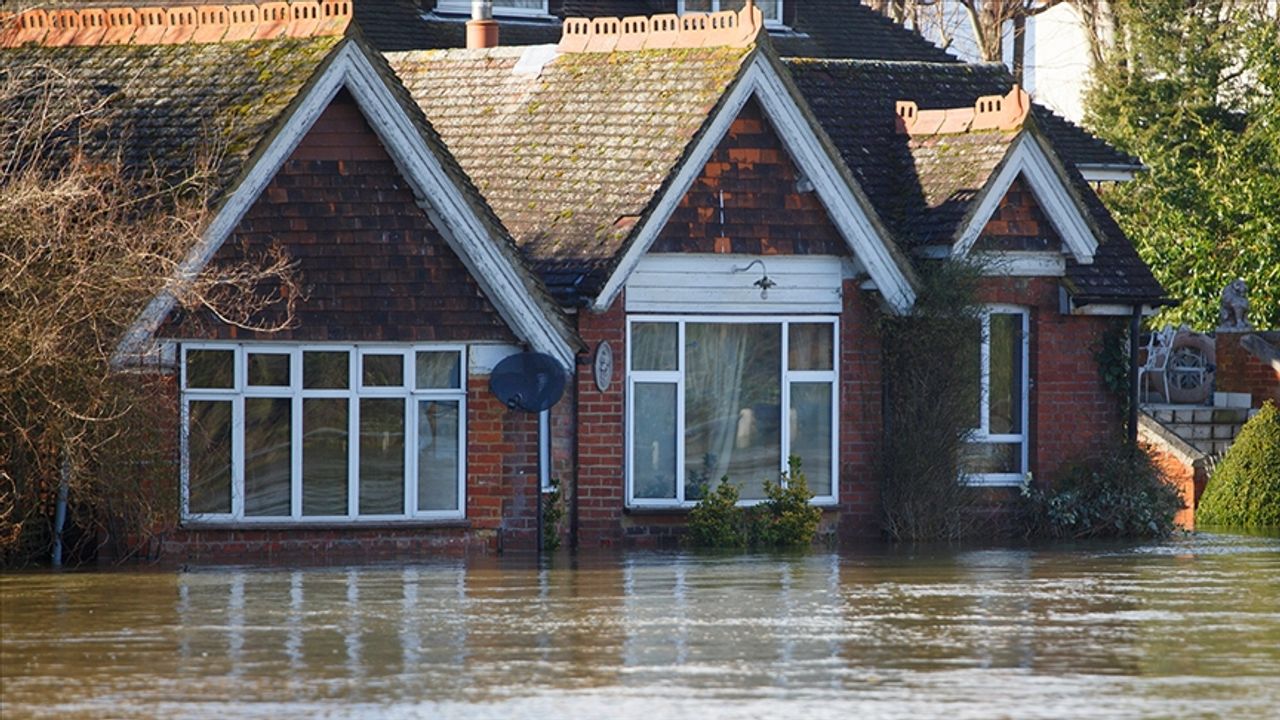 İngiltere'de Babet Fırtınası nedeniyle bazı bölgelerde sel uyarısı yapıldı
