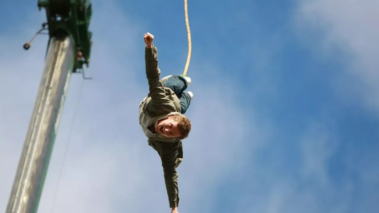Dünyanın en yüksek kulesinden bungee jumping yapan adam havasızlıktan öldü