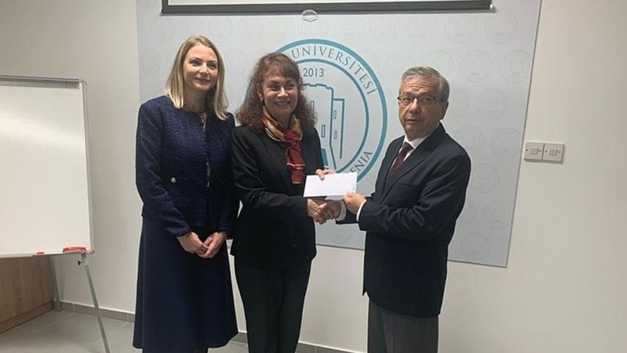 Girne Üniversitesi’nden Yaşlı Hakları Derneği’ne 50 bin TL’lik bağış