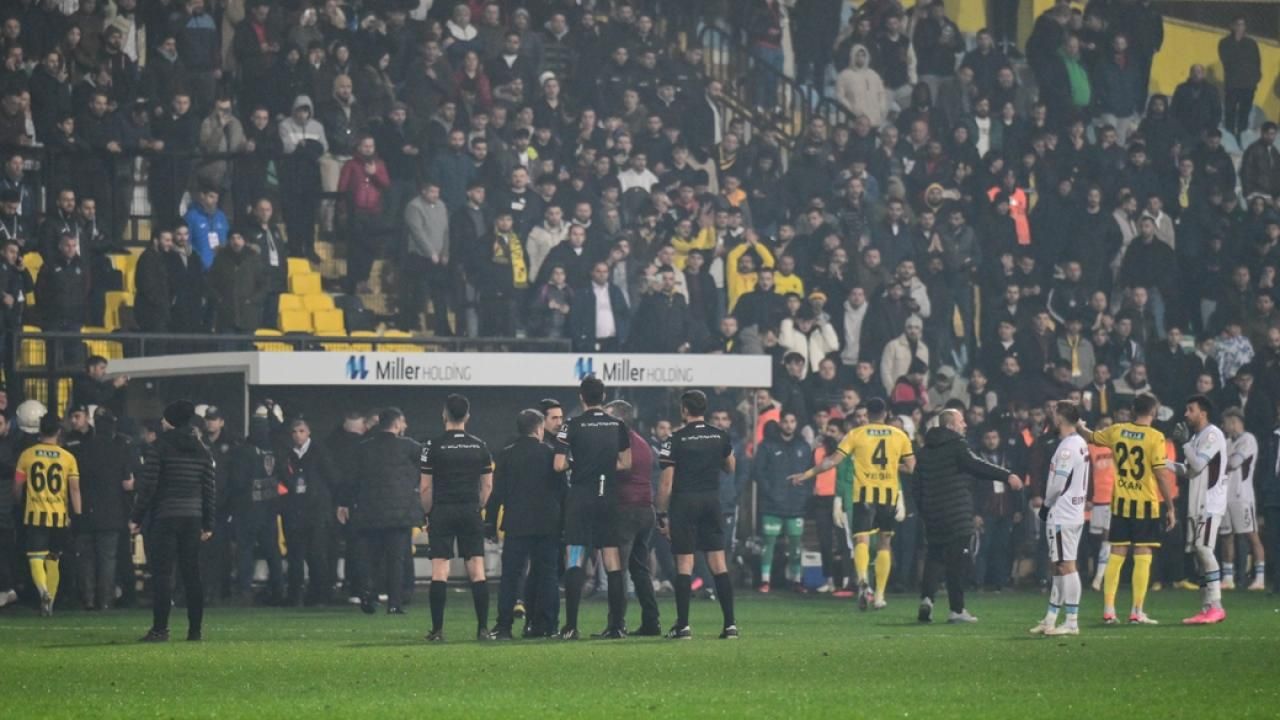 İstanbulspor hakem kararlarına tepki olarak sahadan çekildi