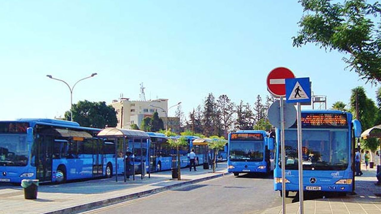 Güney Kıbrıs’ta “otobüs krizi” nedeniyle yaklaşık 6 bin öğrenci okula gidemedi