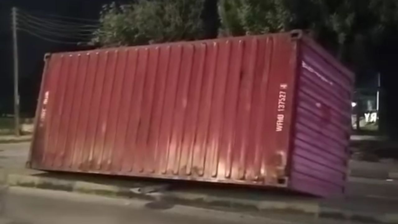 Dorse üzerindeki konteyner yola devrildi
