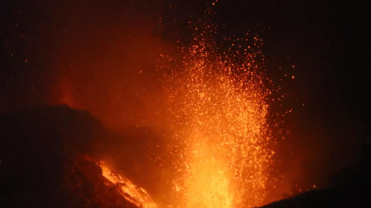 Lavlar ülkesi İzlanda'da yine yanardağ patladı
