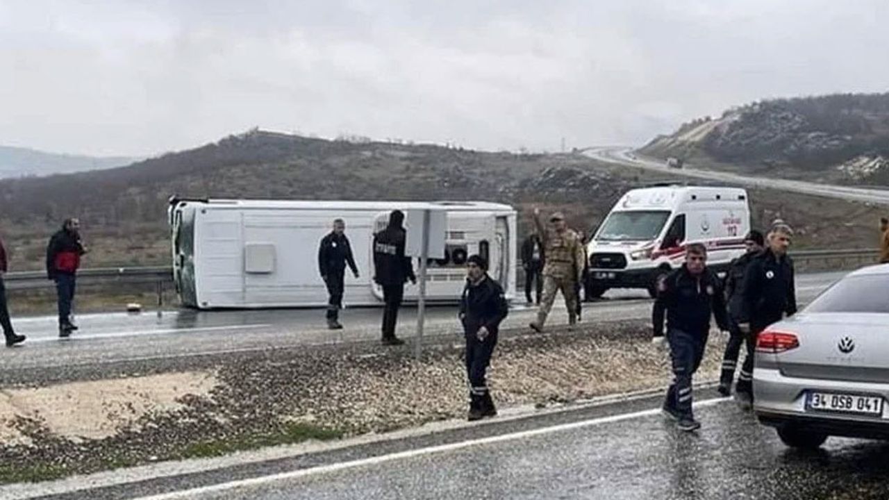Türkiye'de futbolcuları taşıyan araç devrildi: Yaralılar var