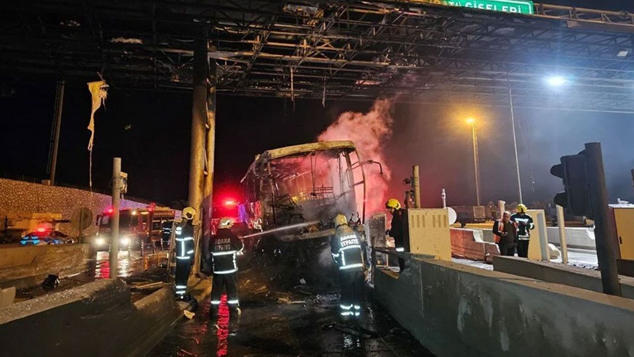 Mersin'de beton bariyere çarpan yolcu otobüsü alev aldı: 6 yaralı