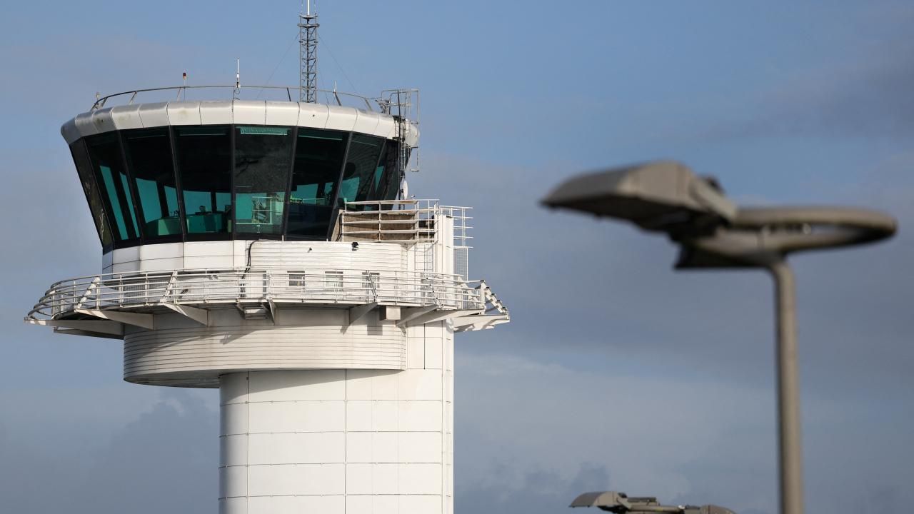 Fransa'da havalimanının kontrol kulesine yıldırım çarptı, uçuşlar iptal edildi