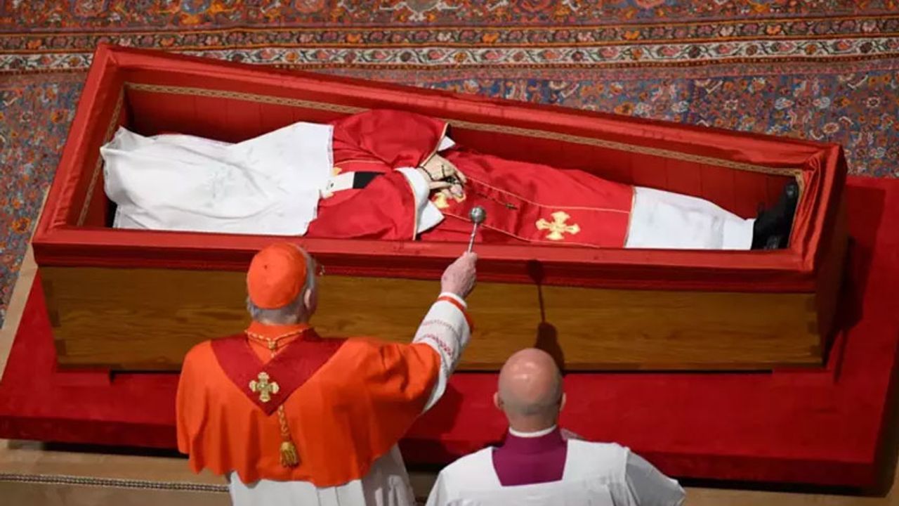 Papa'nın tabutu kapatıldı! Yüzüne beyaz örtü örtüldü