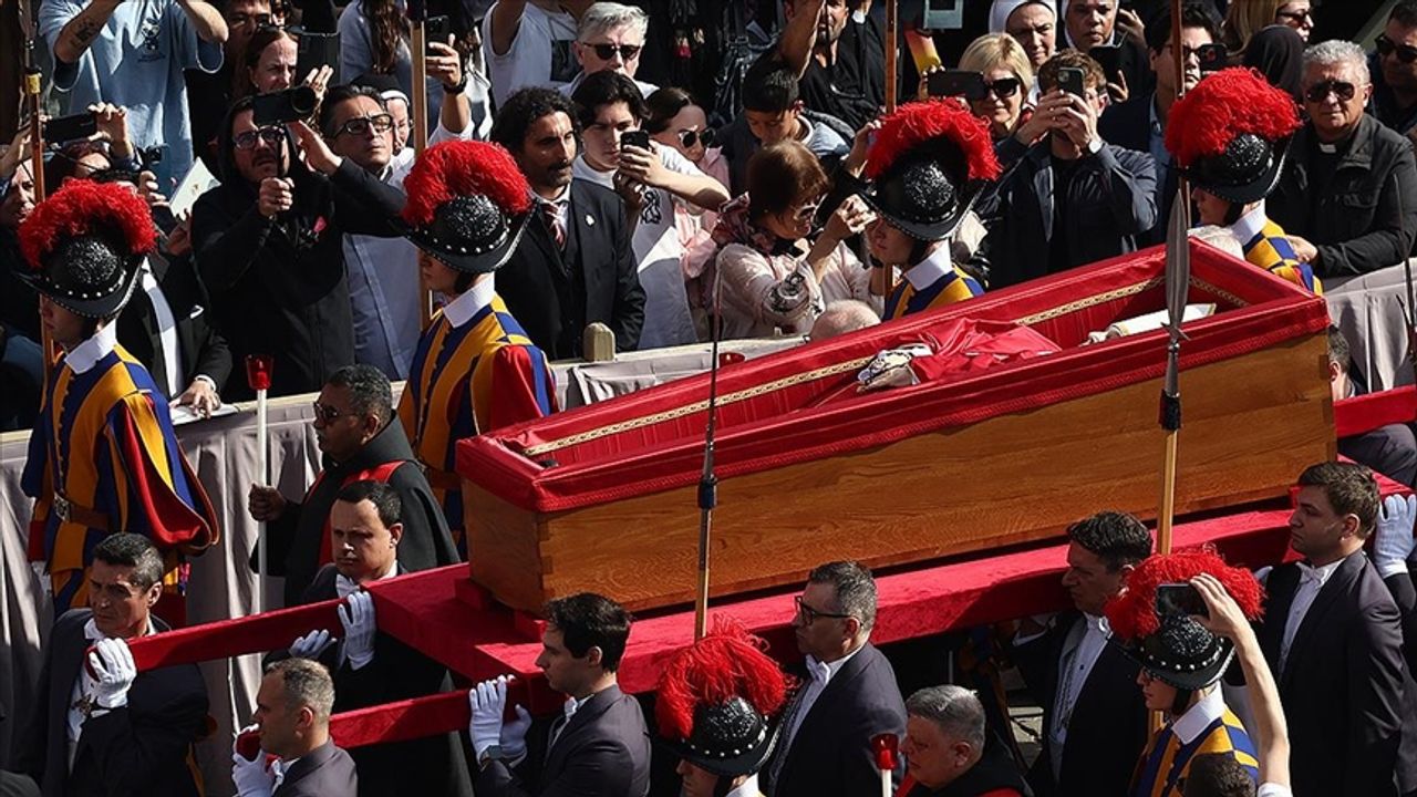 Papa Franciscus'un naaşı taziye ziyaretlerine açıldı