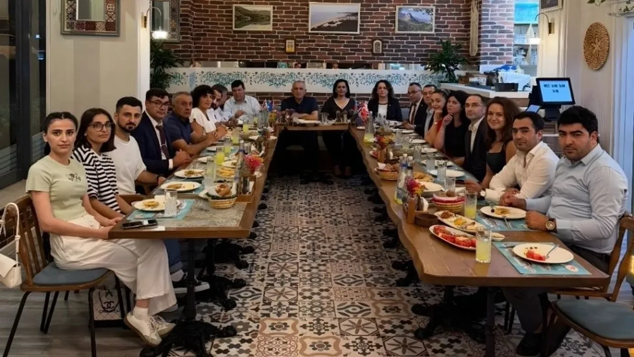 Çavuşoğlu, Azerbaycan’da üniversitelerimizin mezunlarıyla buluştu