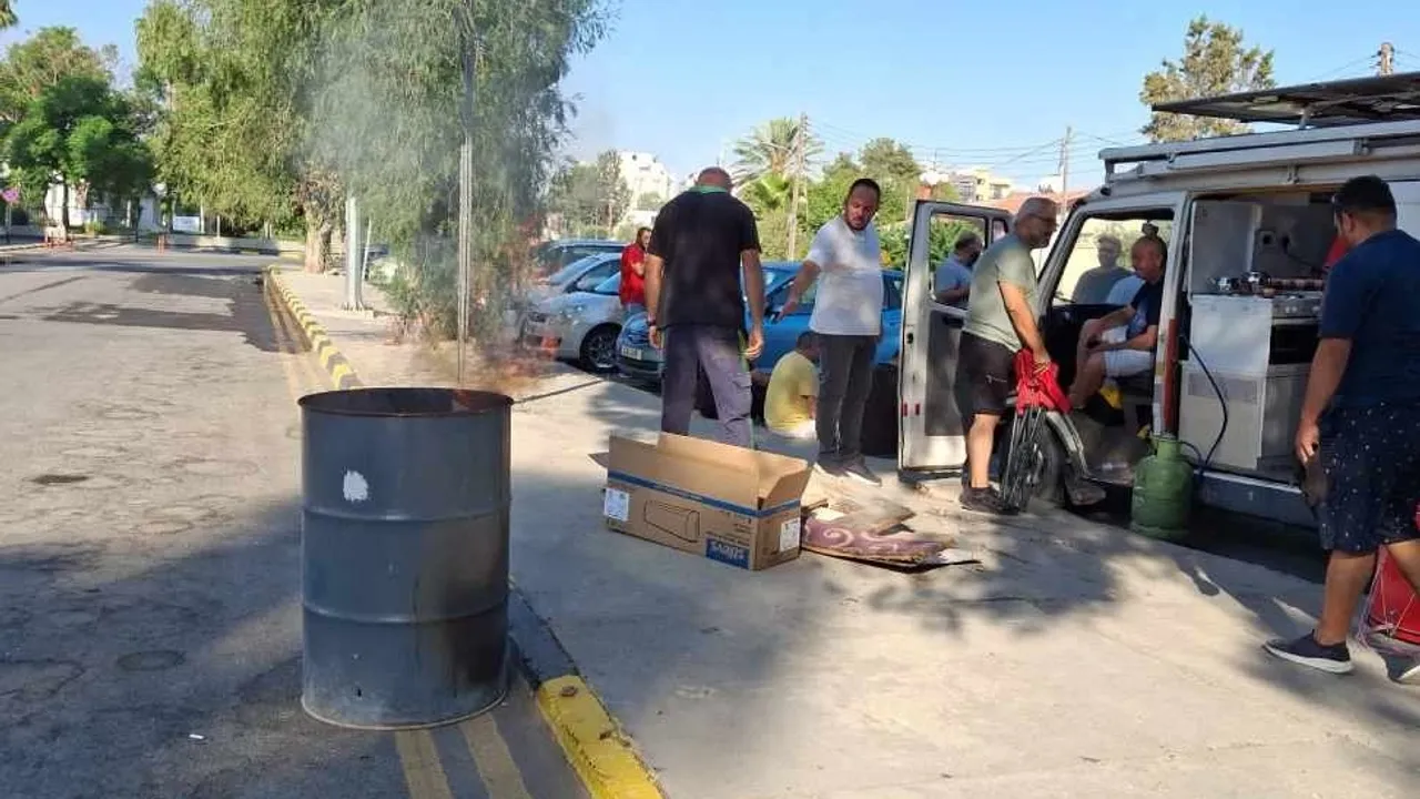 Koop-Sen’in grevi 9’uncu gününde başbakanlık önünde devam ediyor