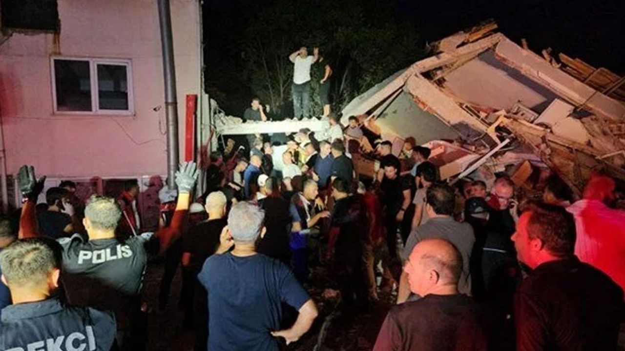 Balıkesir'de deprem...  Enkaz altında kalan 1 kişi hayatını kaybetti