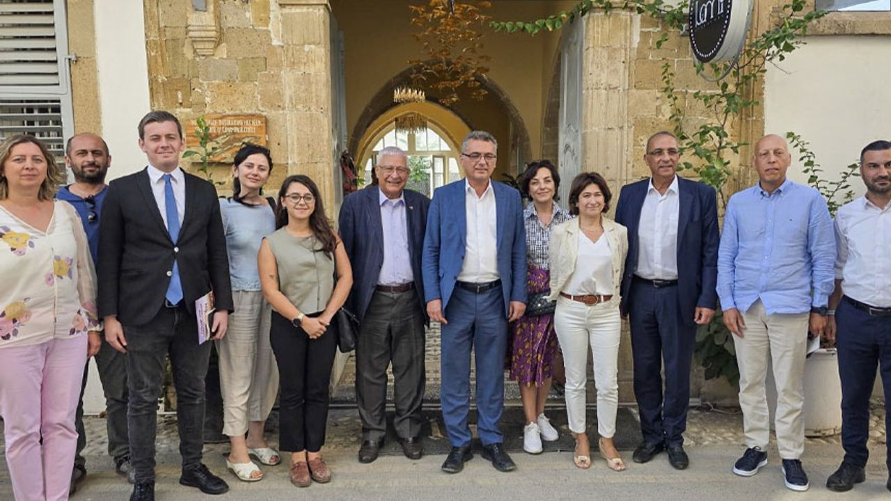 Erhürman, Türkiye’den gelen gazetecilerle bir araya geldi