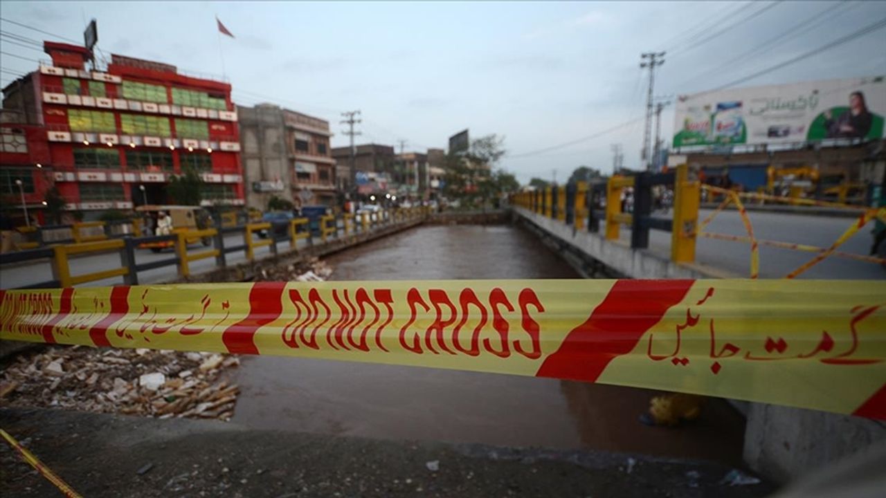 Pakistan'ın Sindh eyaletinde sel tehdidi nedeniyle yaklaşık 110 bin kişi tahliye edildi