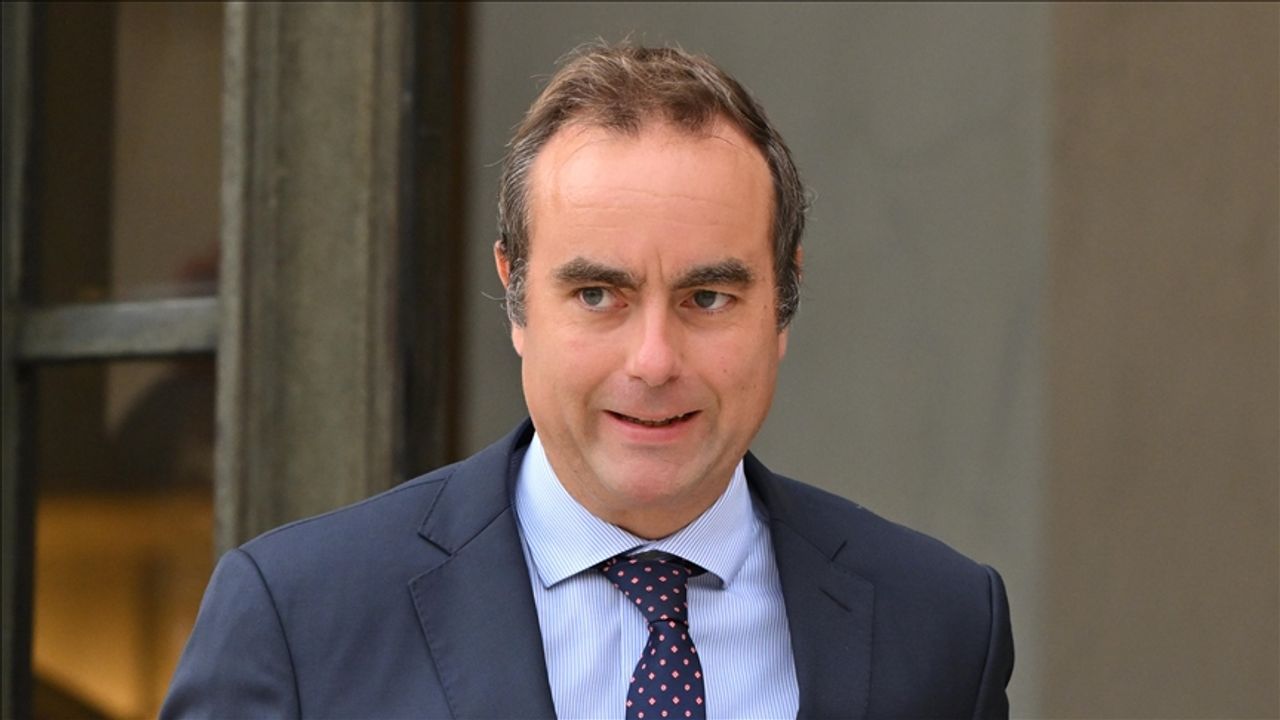 Fransa'da eylemler devam ederken yeni Başbakan Lecornu göreve başladı