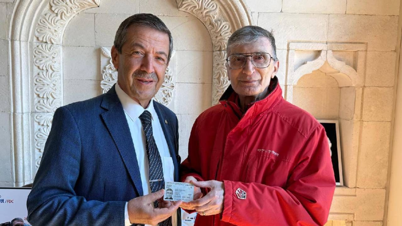 Ertuğruloğlu, Aziz Sancar’a KKTC kimlik kartını takdim etti
