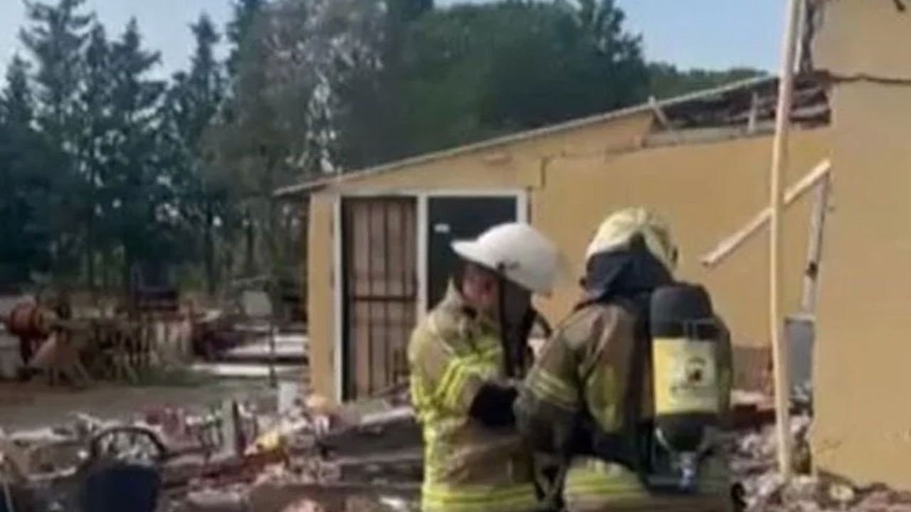 İzmir'de patlama: Ev kısmen yıkıldı, bir yaralı var