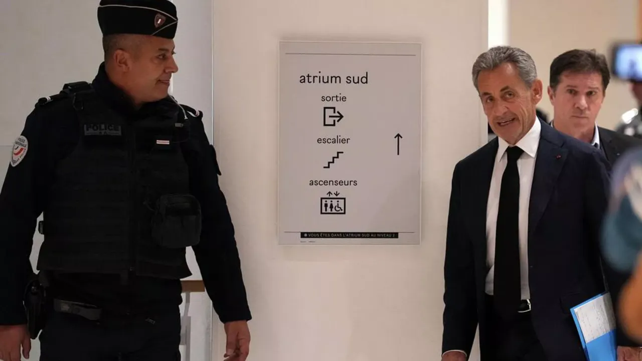 Fransa eski Cumhurbaşkanı Sarkozy adli kontrol şartıyla hapisten çıktı