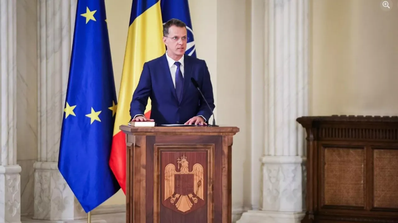 Özgeçmişindeki bilgiler yanlış çıkan Romanya Savunma Bakanı istifa etti