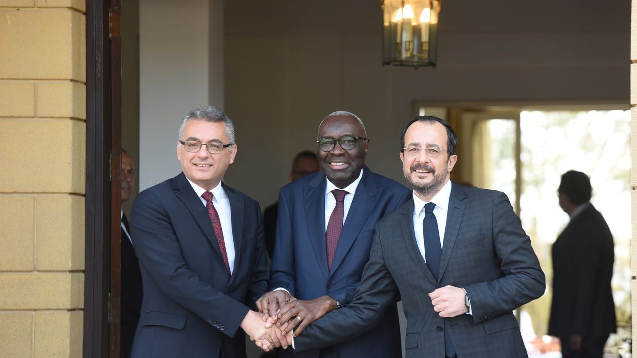 Erhürman - Hristodulidis görüşmesi başladı