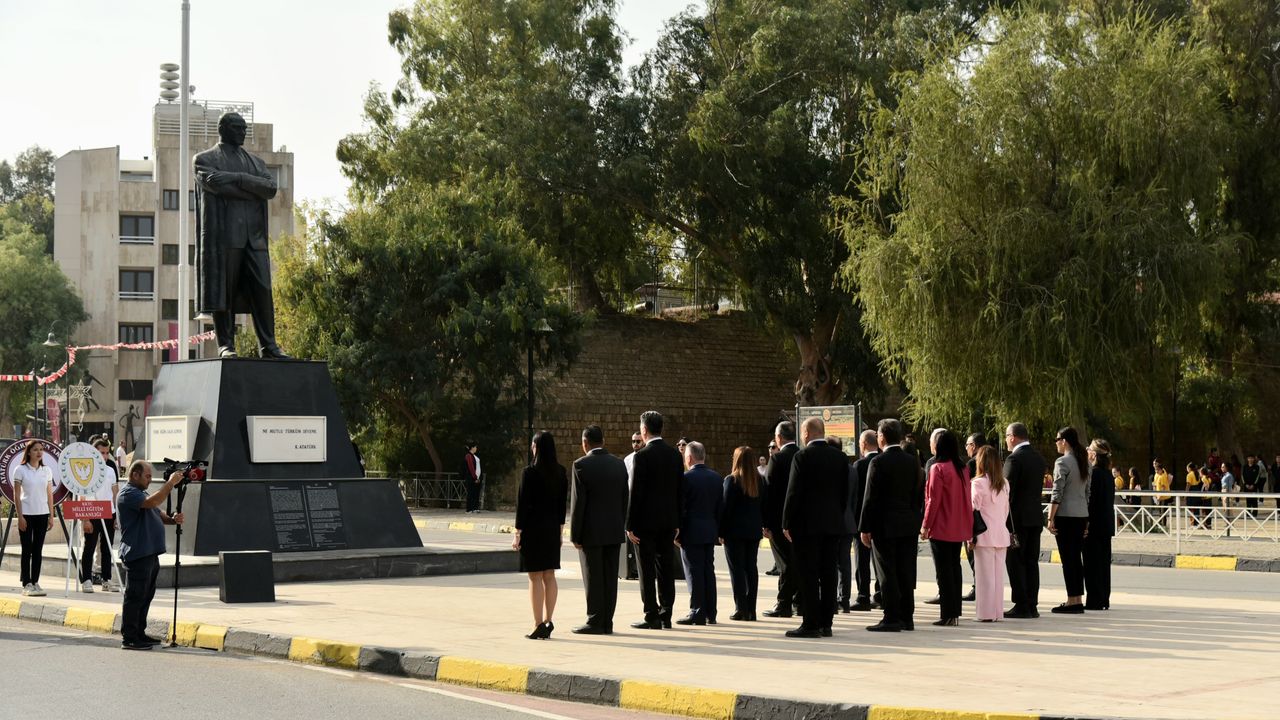 24 Kasım Öğretmenler Günü… Lefkoşa Atatürk Anıtı önünde tören düzenlendi