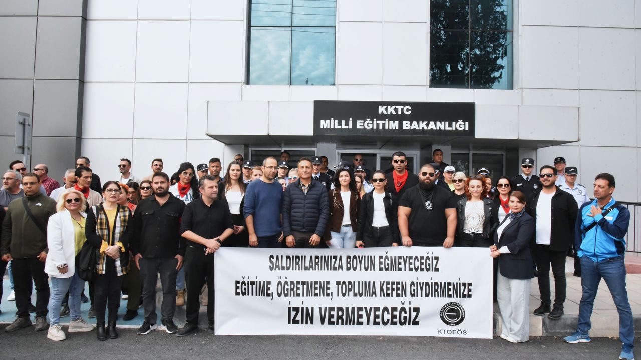 33 öğretmene soruşturma... KTOEÖS, MEB önünde açıklama yaptı