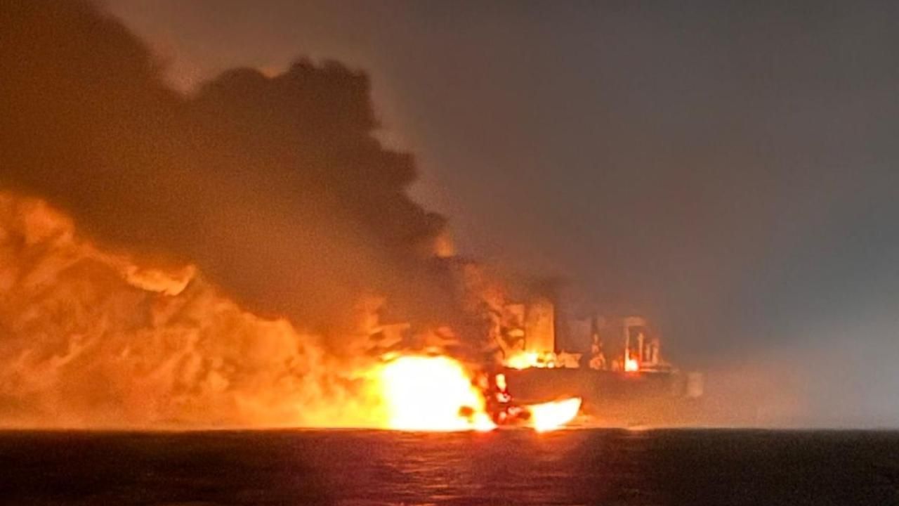 Karadeniz'de 2 gemide yangın...