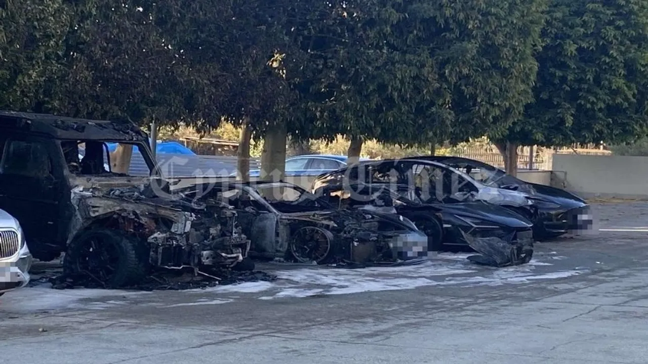 Güney Kıbrıs'ta öldürülen iş insanının ortağına ait 4 araç yandı