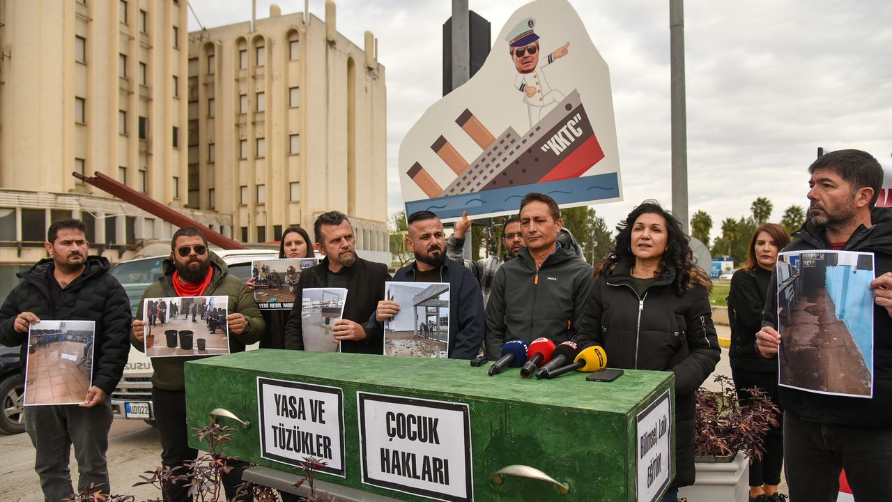 KTOEÖS, Başbakanlık Işıklarında sembolik tabutlu eylem gerçekleştirdi