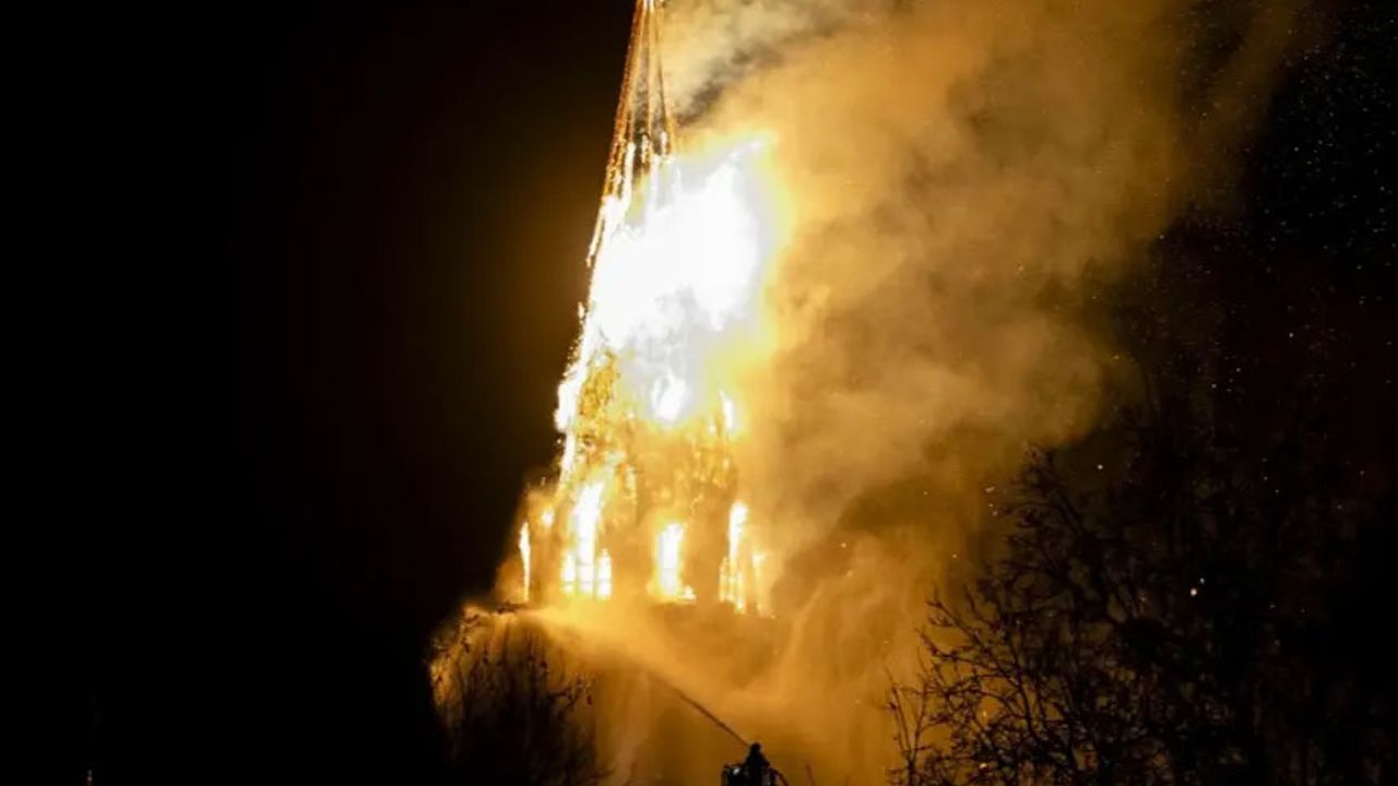 V Amsterdamu v novoletnem požaru uničena 154 let stara cerkev