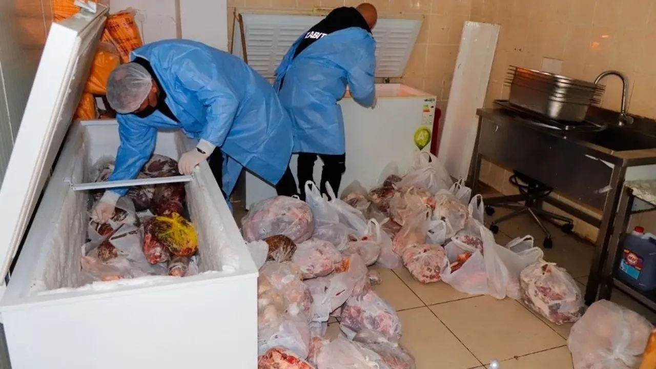 Gazimağusa’da bir kasapta 2 tona yakın kaçak et ve 70 numarasız küçükbaş ele geçirildi