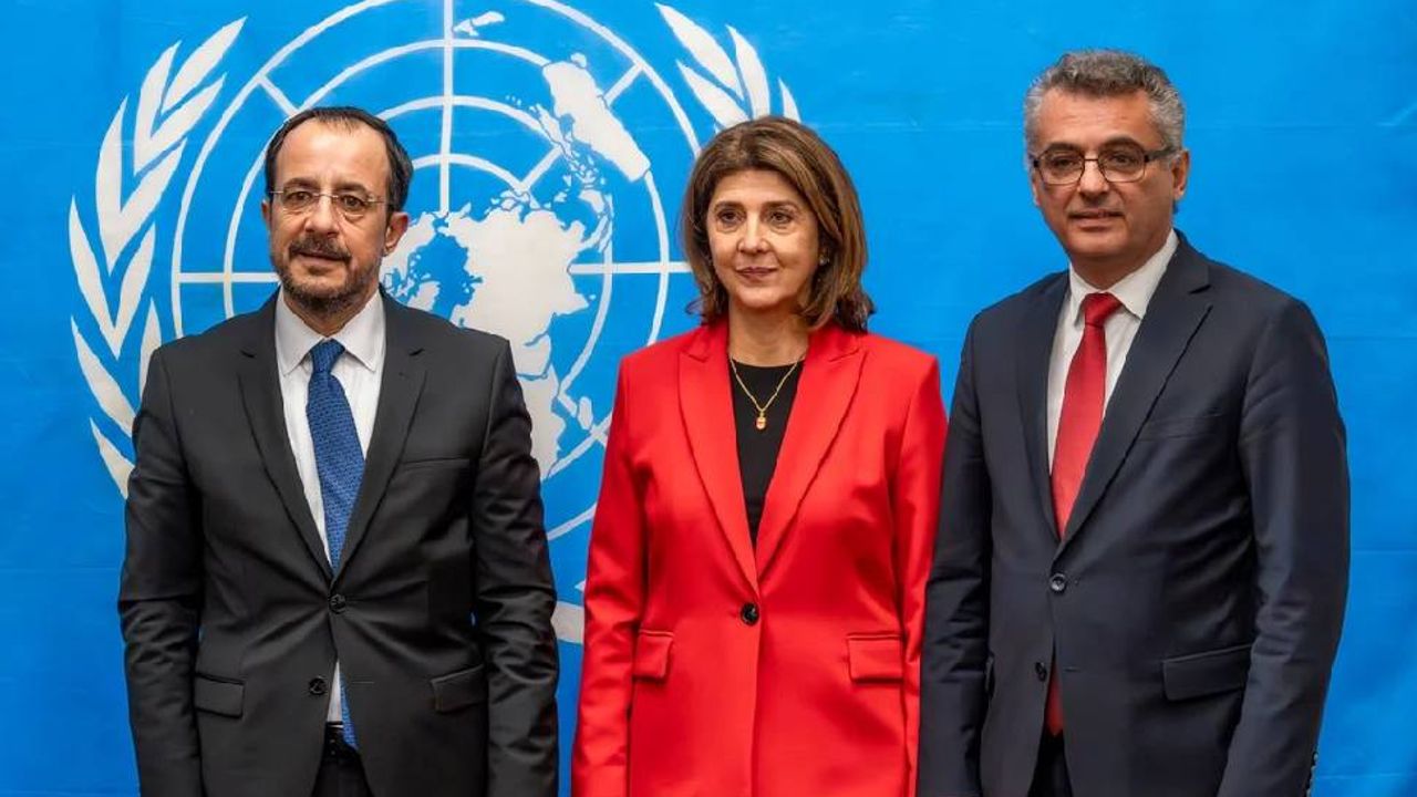 Hristodulidis'ten Kıbrıslı Türklere iki konuda açılım