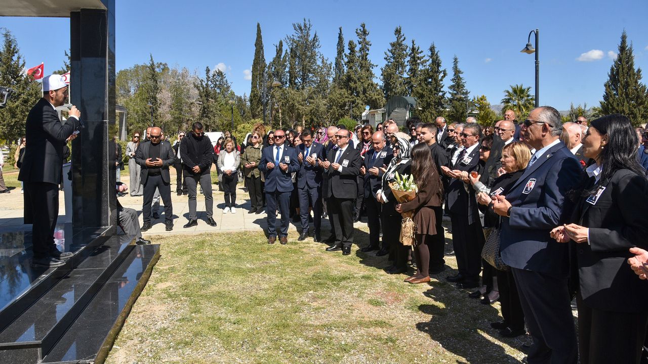 İrsen Küçük 7'nci ölüm yıl yönümde kabri başında anıldı