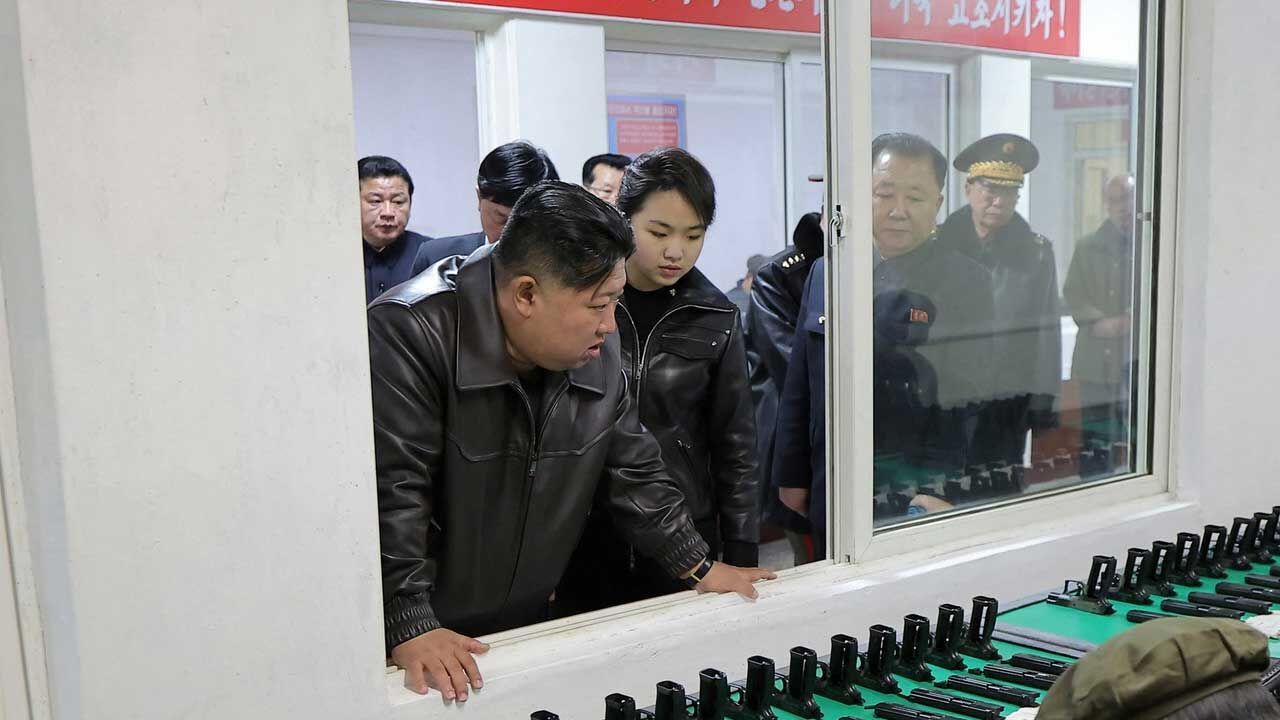 Kuzey Kore lideri Kim Jong-un, kızı Kim Ju-ae ile mühimmat fabrikasını denetledi