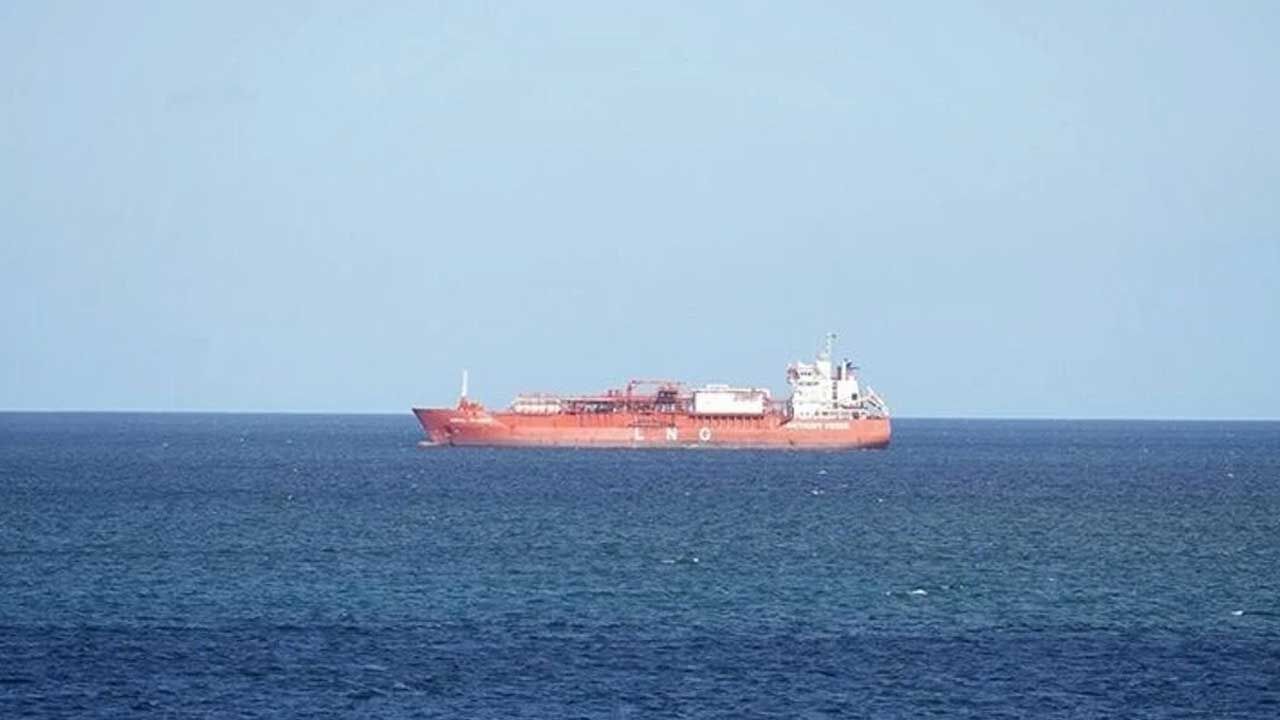 Hürmüz Boğazı'ndan İran'a ait olmayan ilk ham petrol tankeri geçti