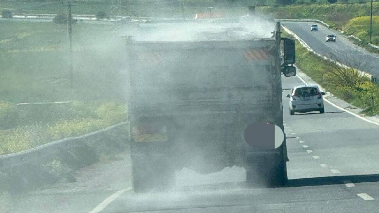 Sürüş güvenliğini tehlikeye atan kamyon şoförüne polisten ceza