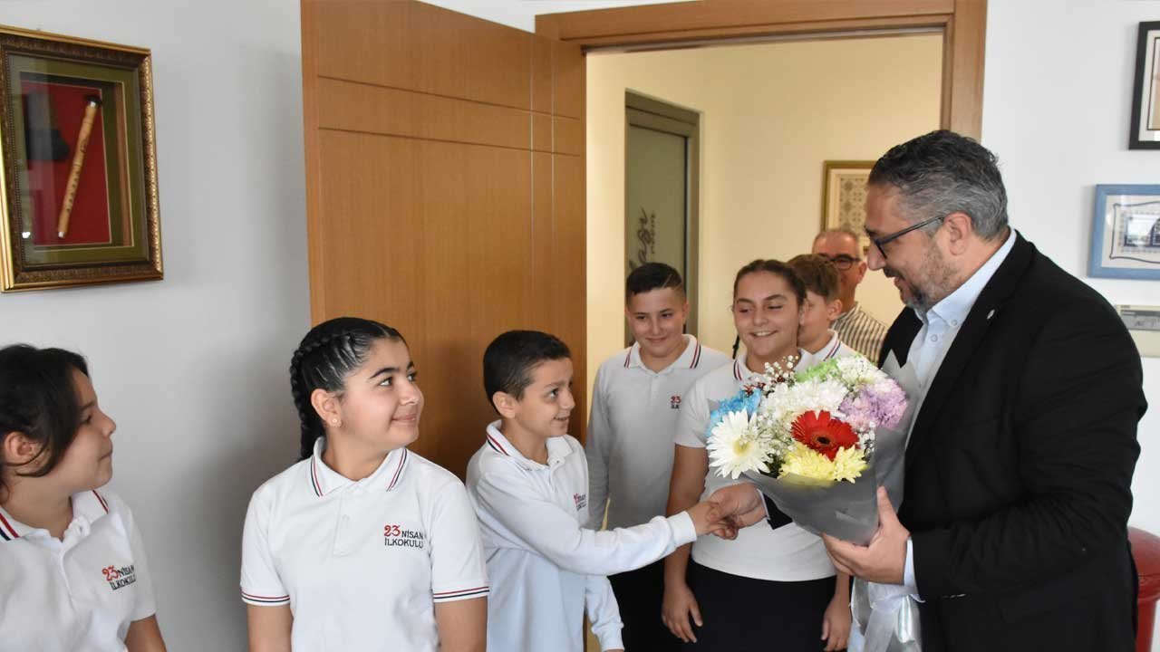 23 Nisan İlkokulu öğrencileri Girne Belediye Başkanı Şenkul’u ziyaret etti