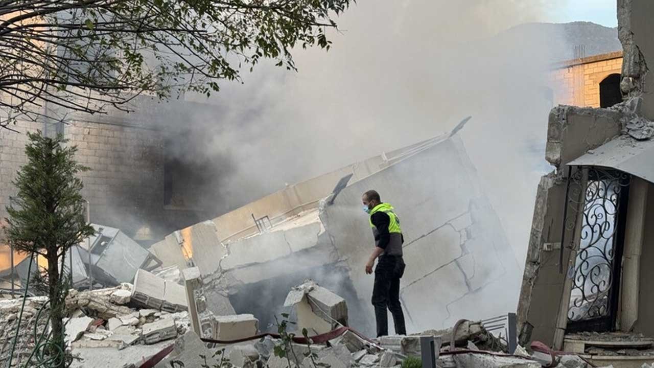 İsrail ordusu, Lübnan'ın güneyindeki Meys el-Cebel beldesinde evleri ateşe verdi