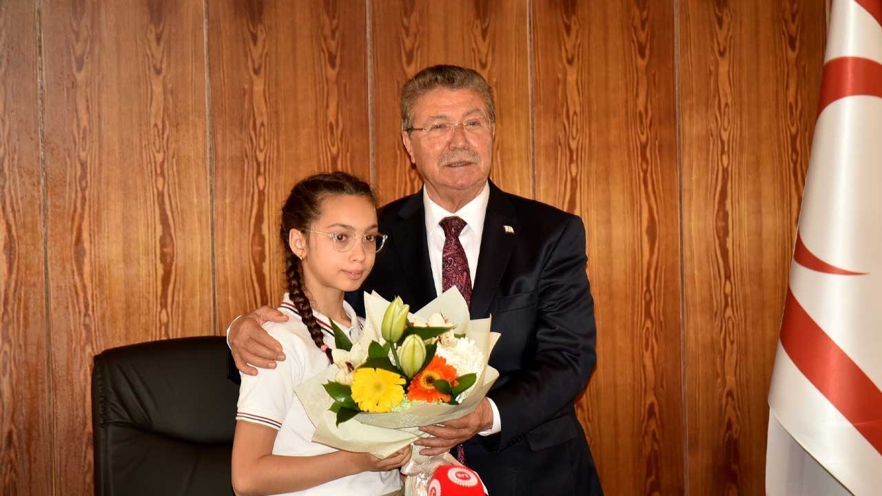 Başbakan koltuğunu Ela İnce'ye devretti