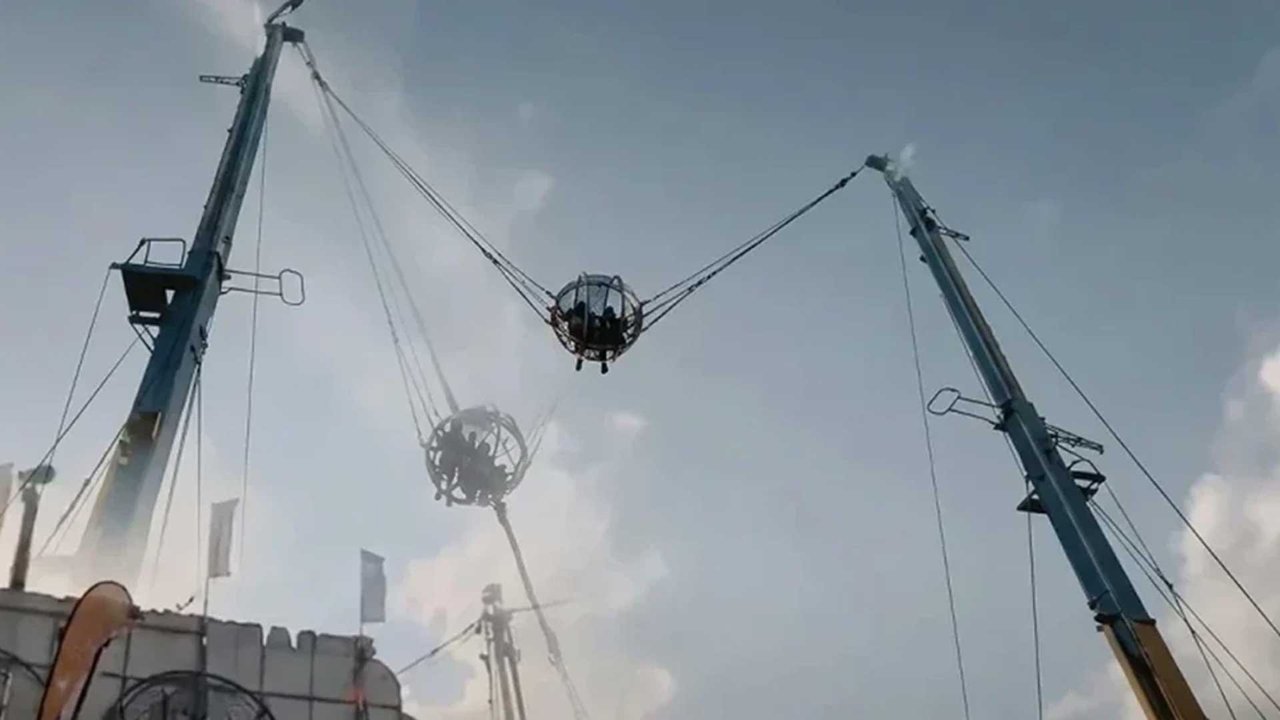 İspanya’da lunaparkta dev sapan olarak bilinen oyuncağın halatı koptu!