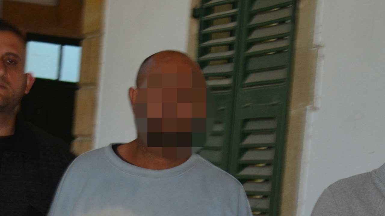 Üvey Kardeşine Saldırdı