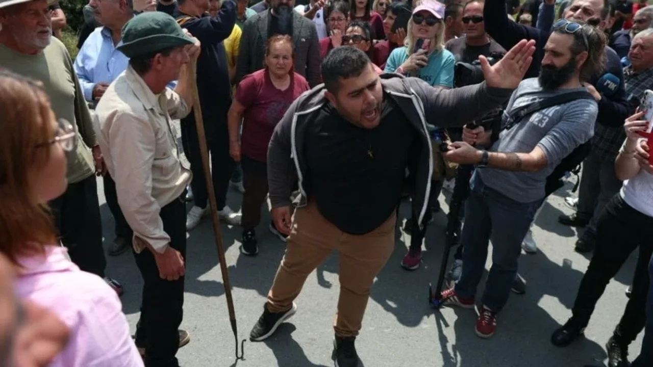 Güney'de Şap hastalığı protestosu: Yollar kapandı
