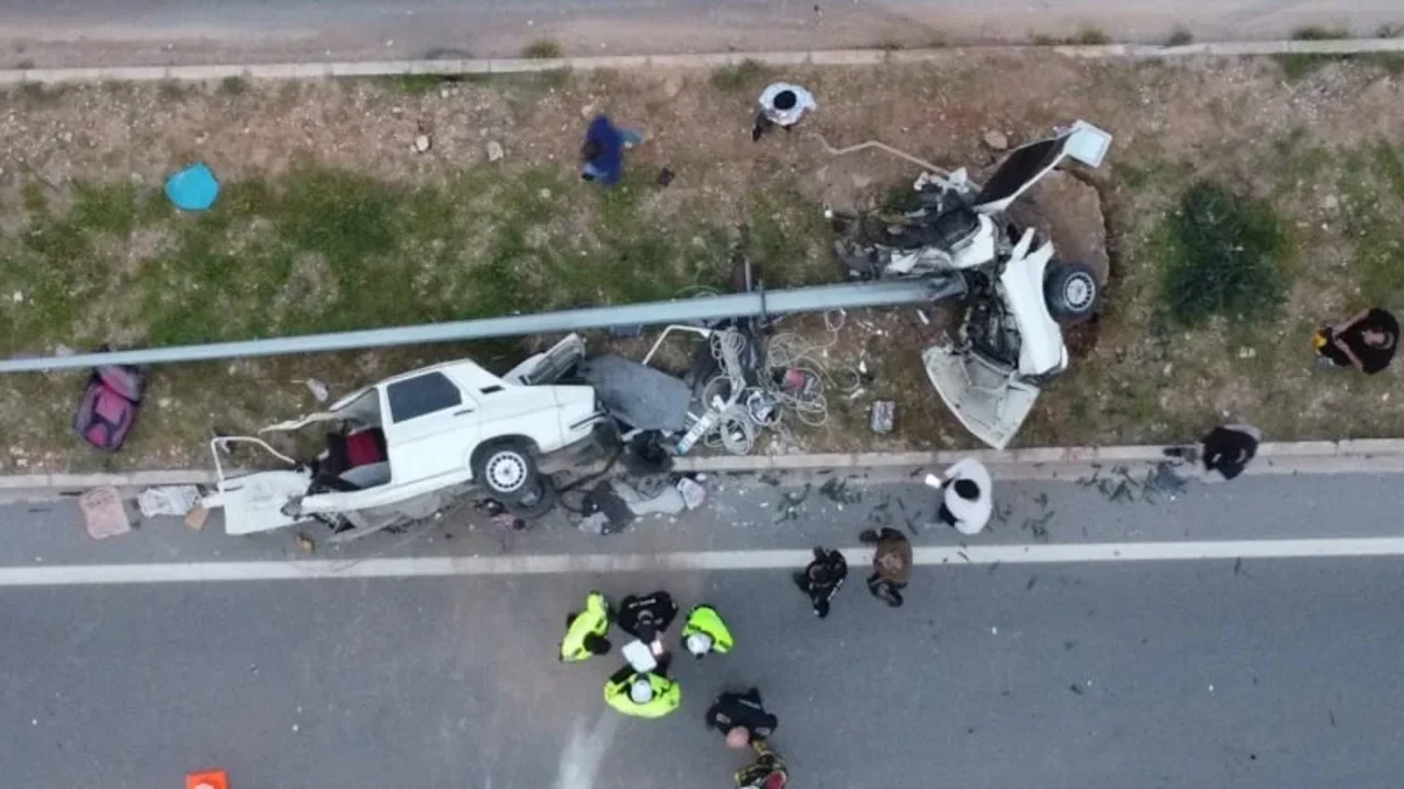 Mersin'de aydınlatma direğine çarpan otomobil ikiye bölündü