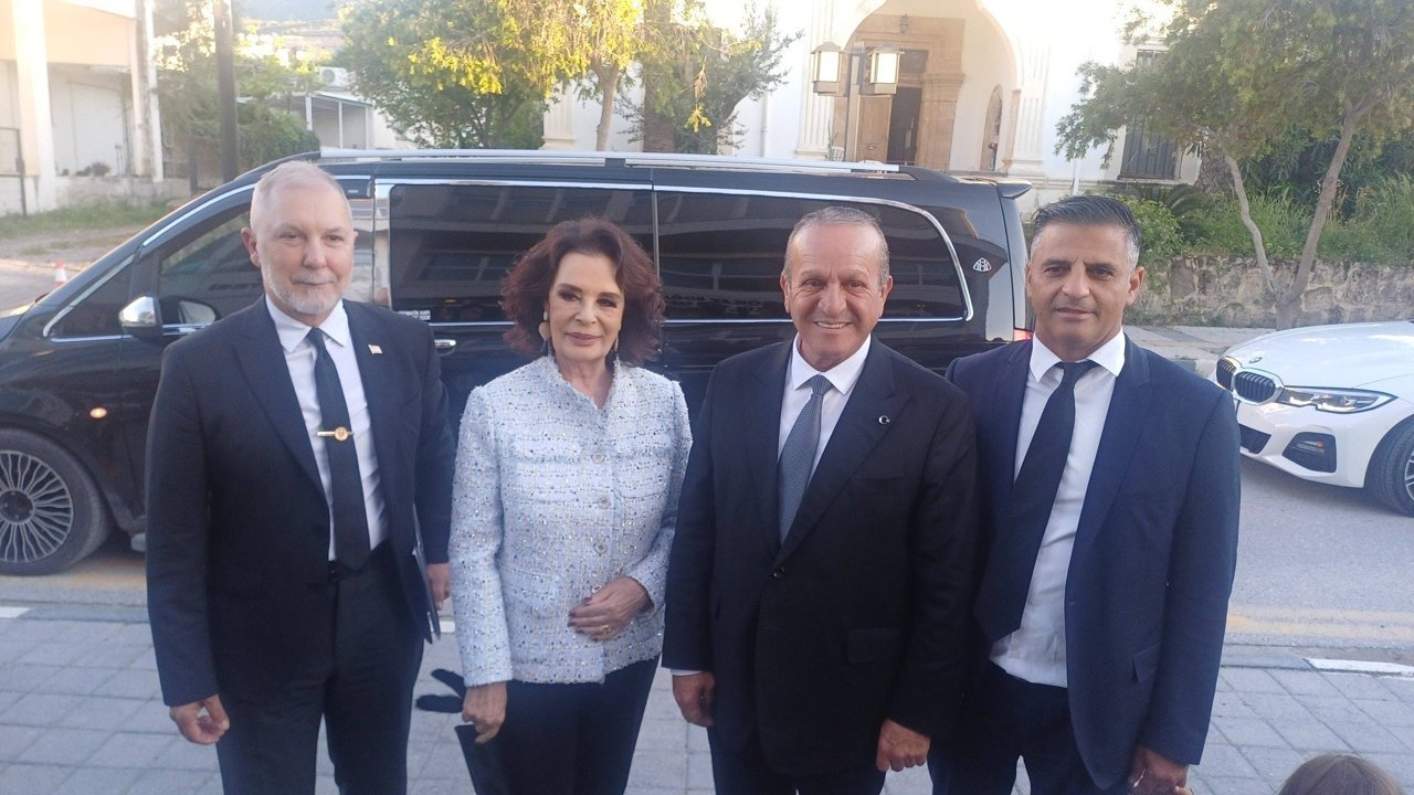 Ataoğlu, usta sanatçı Hülya Koçyiğit ile bir araya geldi