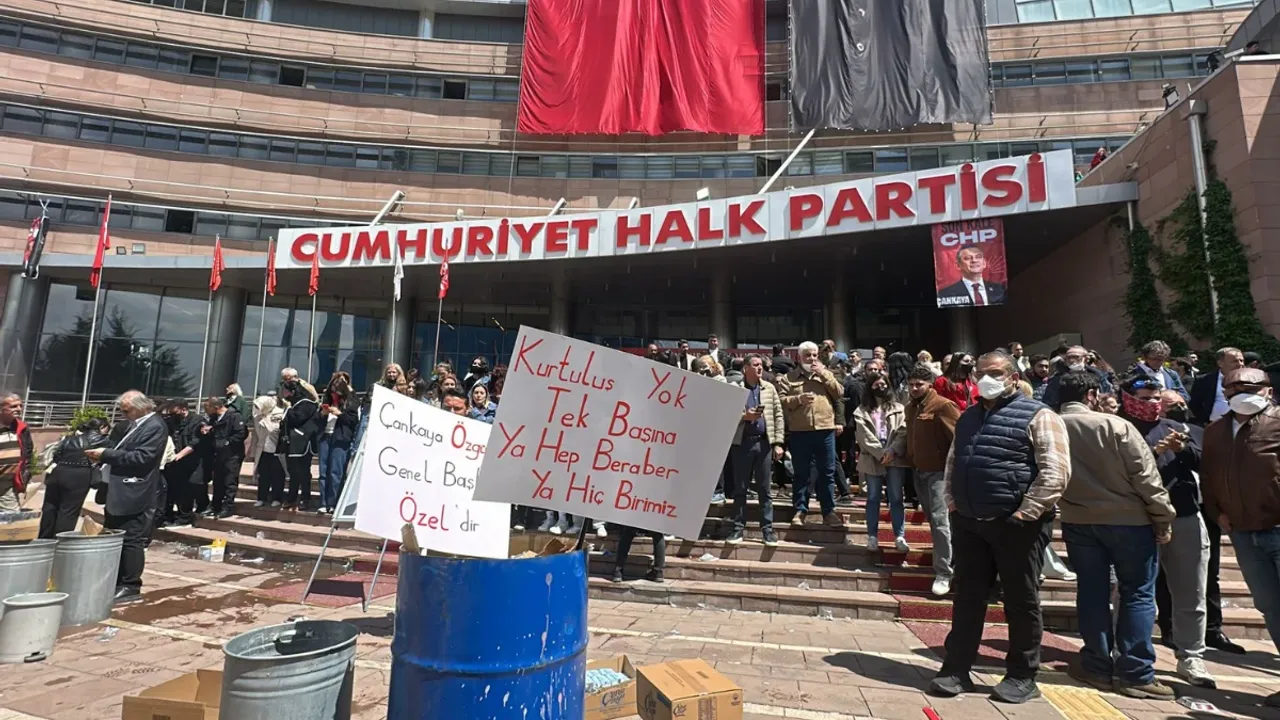 CHP Genel Merkezi'nde tahliye gerginliği